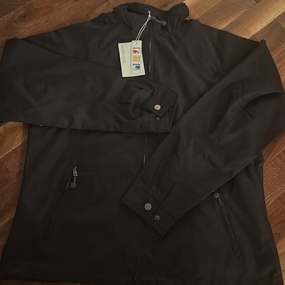 Size medium wind breaker !